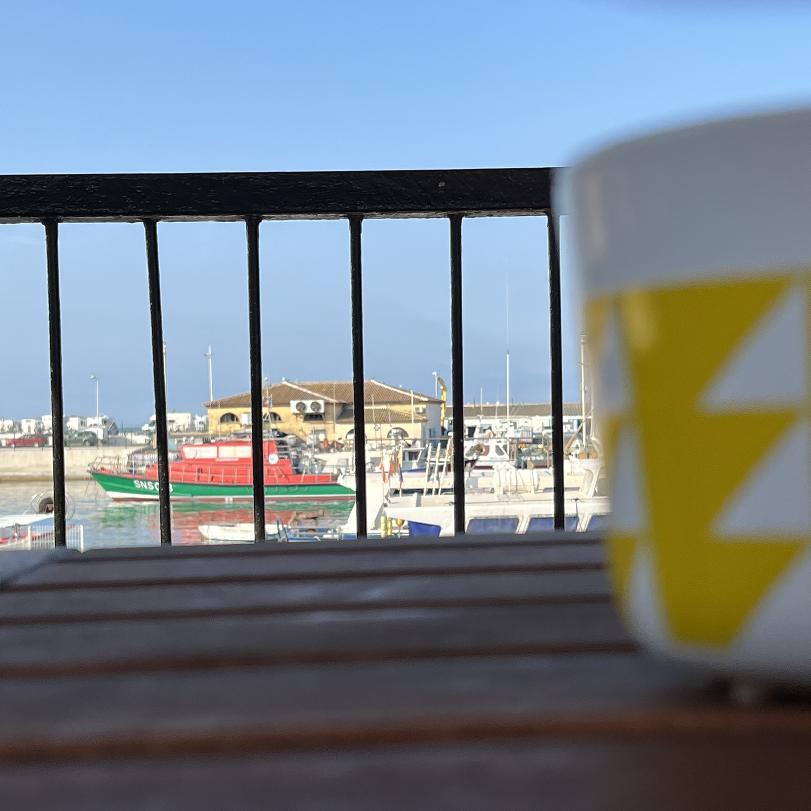 Café sur la terrasse de la maison de pecheurs à louer sur le port de Carro (Martigues)